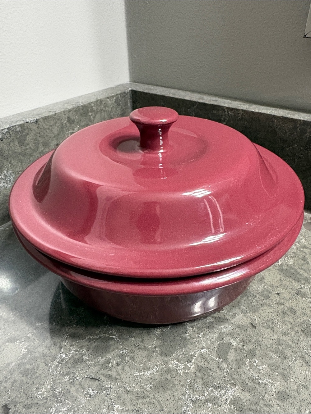 Pampered Chef Covered Stoneware Casserole - Deep Raspberry 6 Cup - 1.5 Litres